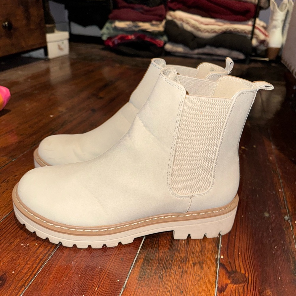 Women's Cream Chelsea Boots